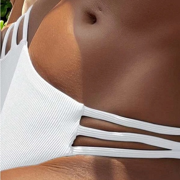 White ruffle bikini set in size small - Picture 4 of 5